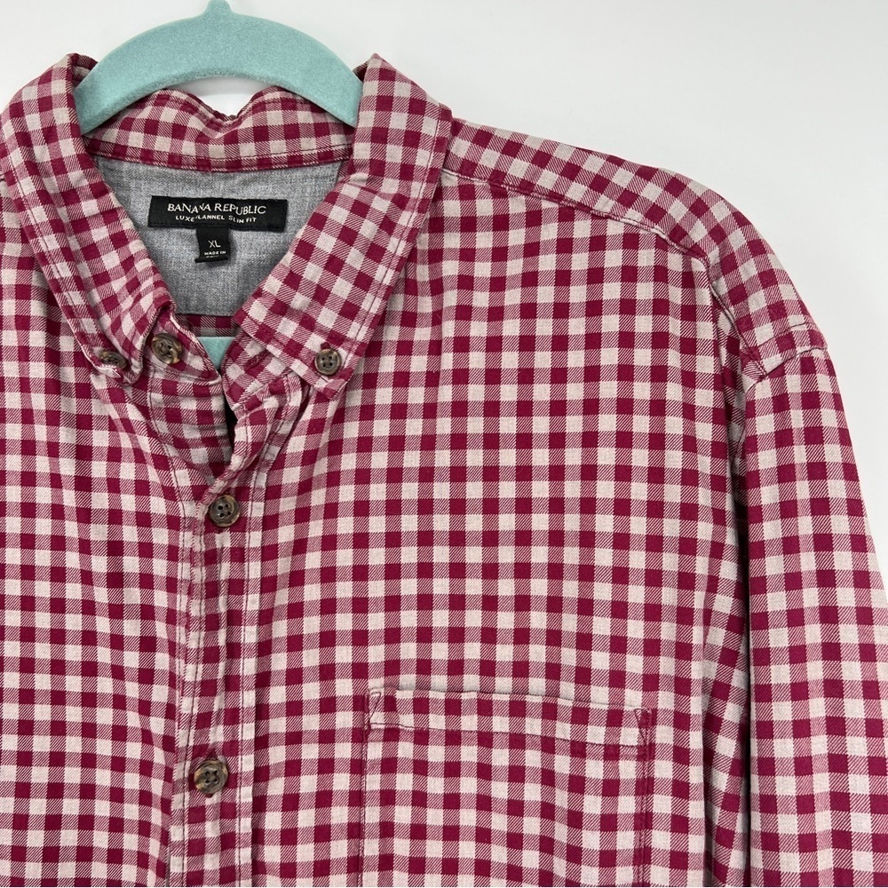 Banana Republic luxe flannel slim fit men's red plaid striped button up shirt.